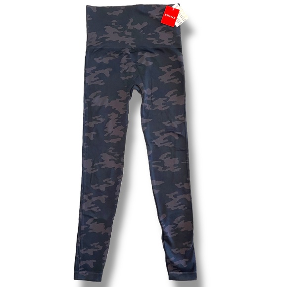 NWT SPANX Look At Me Now Seamless Black Camo High Rise Leggings Size Medium - Picture 1 of 15